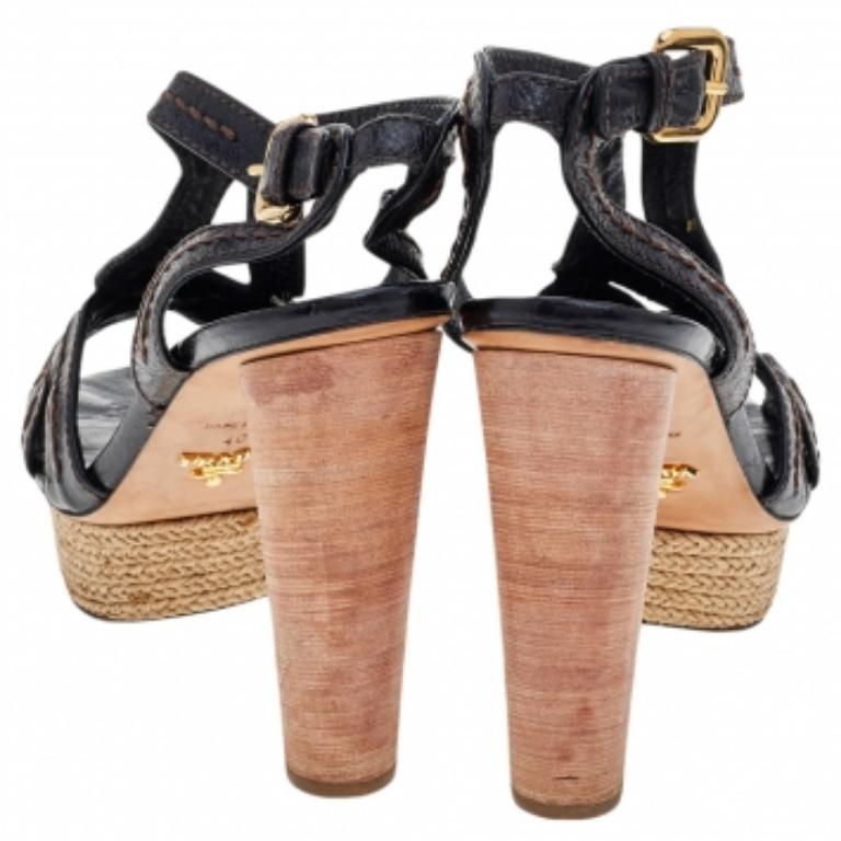Nero Prada, pelle marrone, espadrillas, piattaforma con tacco in legno, sandali alla caviglia misura 40 in vendita