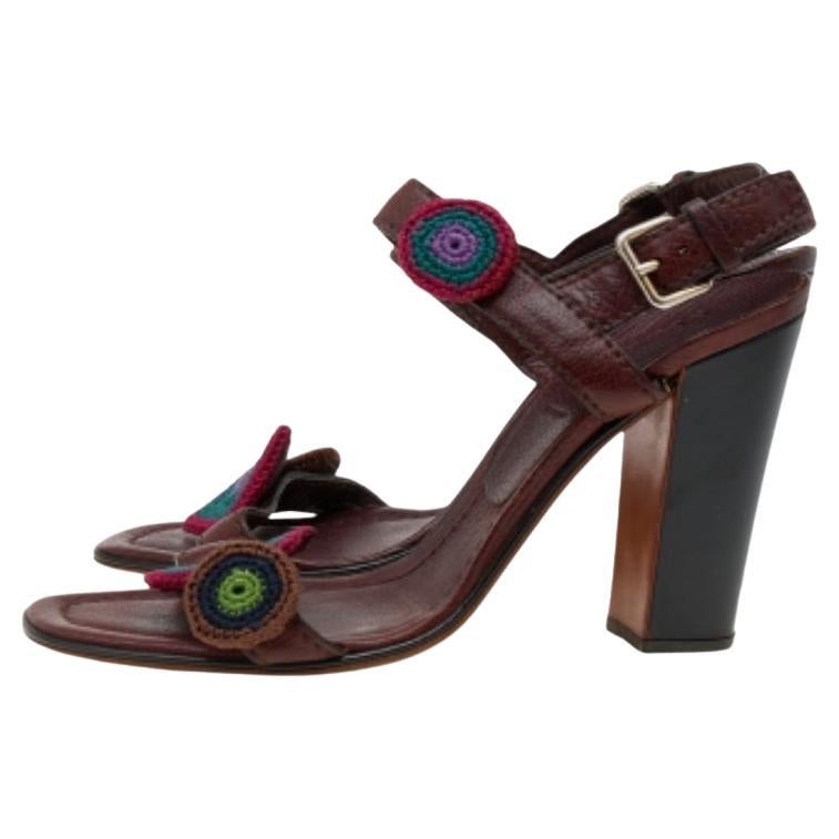 Prada brings you the perfect pair of shoes for busy days and casual weekends. These brown ankle-strap sandals are crafted from leather and flaunt gorgeous thread embroidered patches on the front straps. They'll look great with jeans and dresses