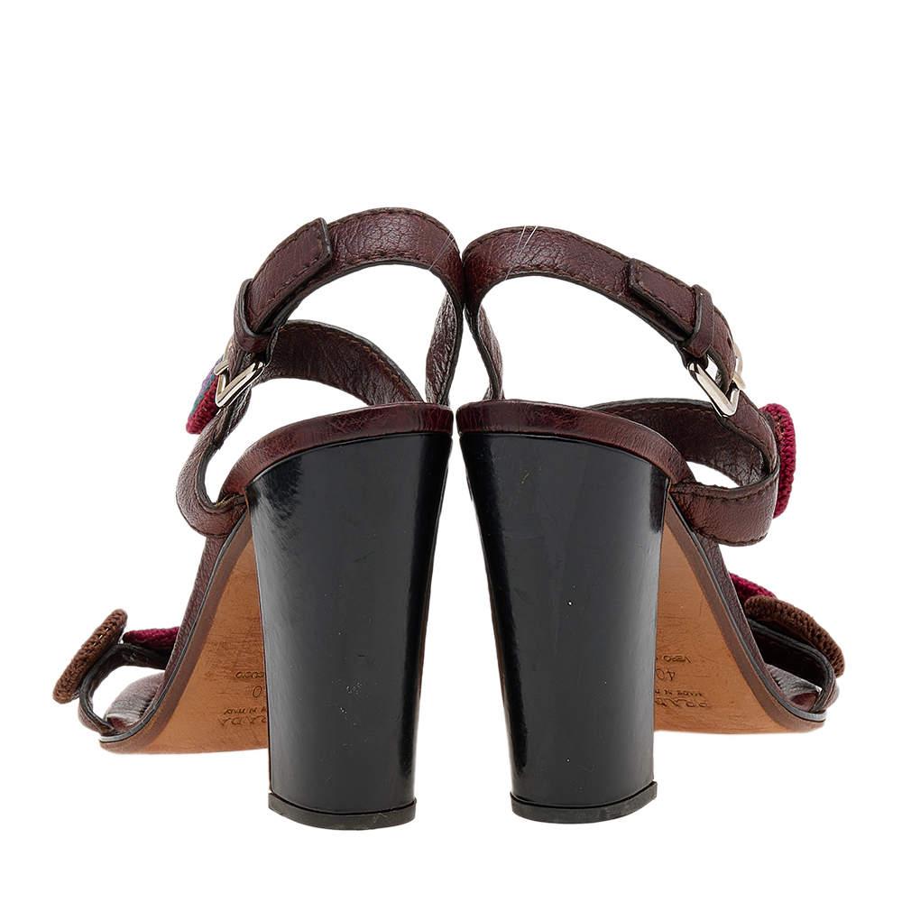 Noir Prada Brown Leather Floral Embroidered Patches Ankle Strap Sandals Size 40 (sandales à lanières) en vente