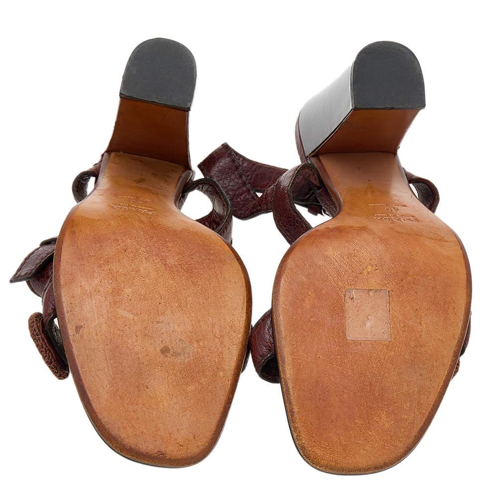 Prada Brown Leather Floral Embroidered Patches Ankle Strap Sandals Size 40 (sandales à lanières) en vente 3