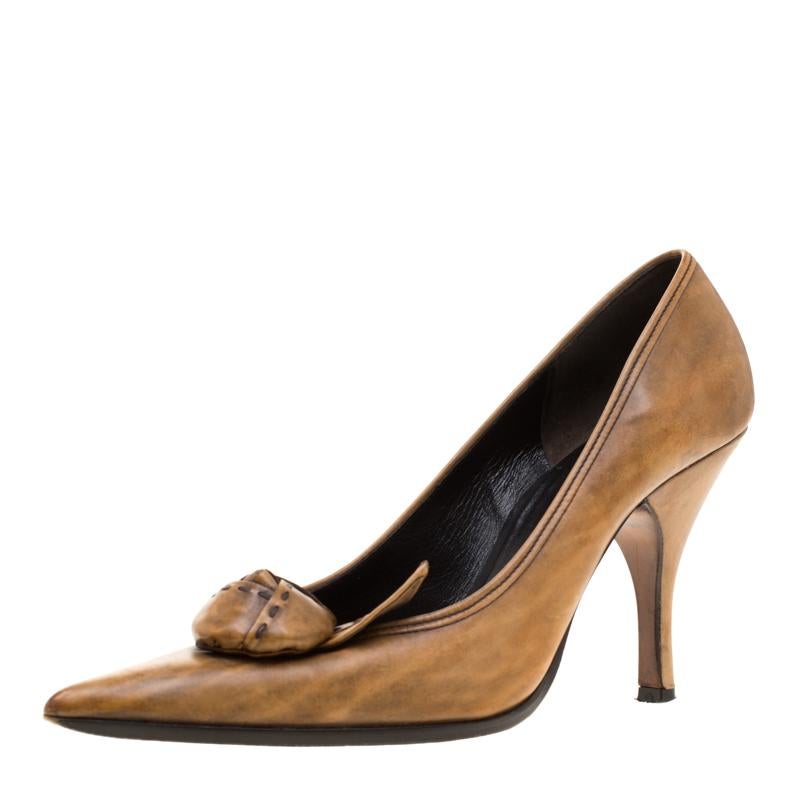 It would be a great choice to go for this well-cut, stylish pumps from the house of Prada. Ensure that your outfit looks lively by pairing up it with these brown pumps. They are made from leather in and designed with flower details and 10 cm