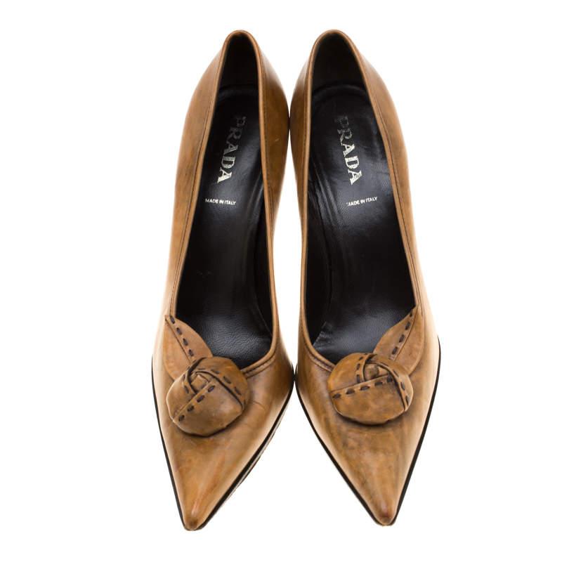 It would be a great choice to go for this well-cut, stylish pumps from the house of Prada. Ensure that your outfit looks lively by pairing up it with these brown pumps. They are made from leather in and designed with flower details and 10 cm heels.

