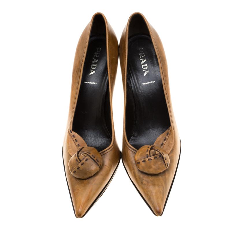 Prada Brown Leather Flower Detail Pointed Toe Pumps Size 38.5 In Good Condition In Dubai, Al Qouz 2