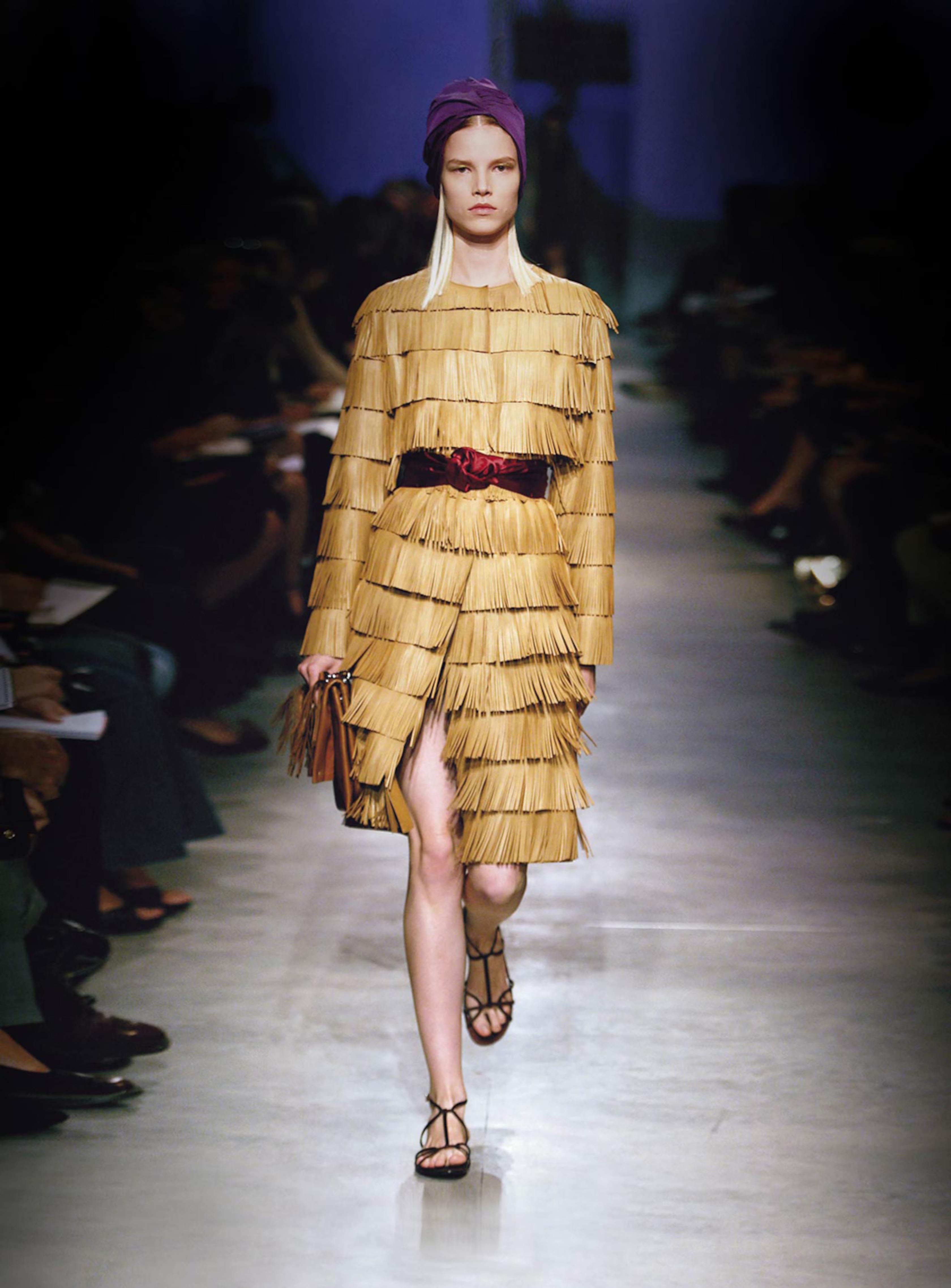 Miuccia Prada weiß, wie man modern ist. Durch den meisterhaften Einsatz von Textur, Farbe und Styling kreiert Prada immer wieder auffallend schlichte Designs mit vielen inspirierenden Details. In Anlehnung an YSL und seine Vorliebe für Nordafrika