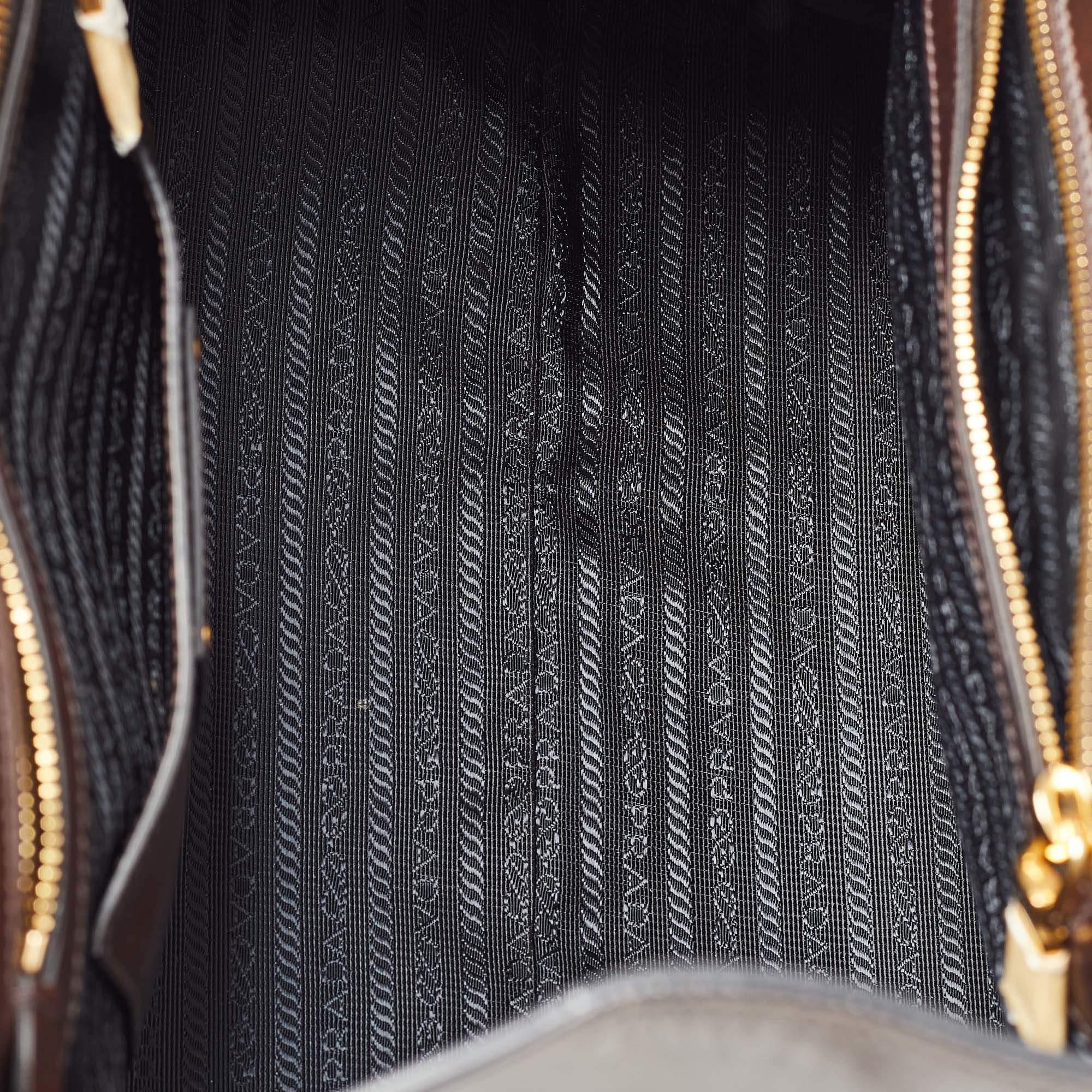 Umwandelbare Prada-Tasche aus braunem Leder mit Fronttasche 3