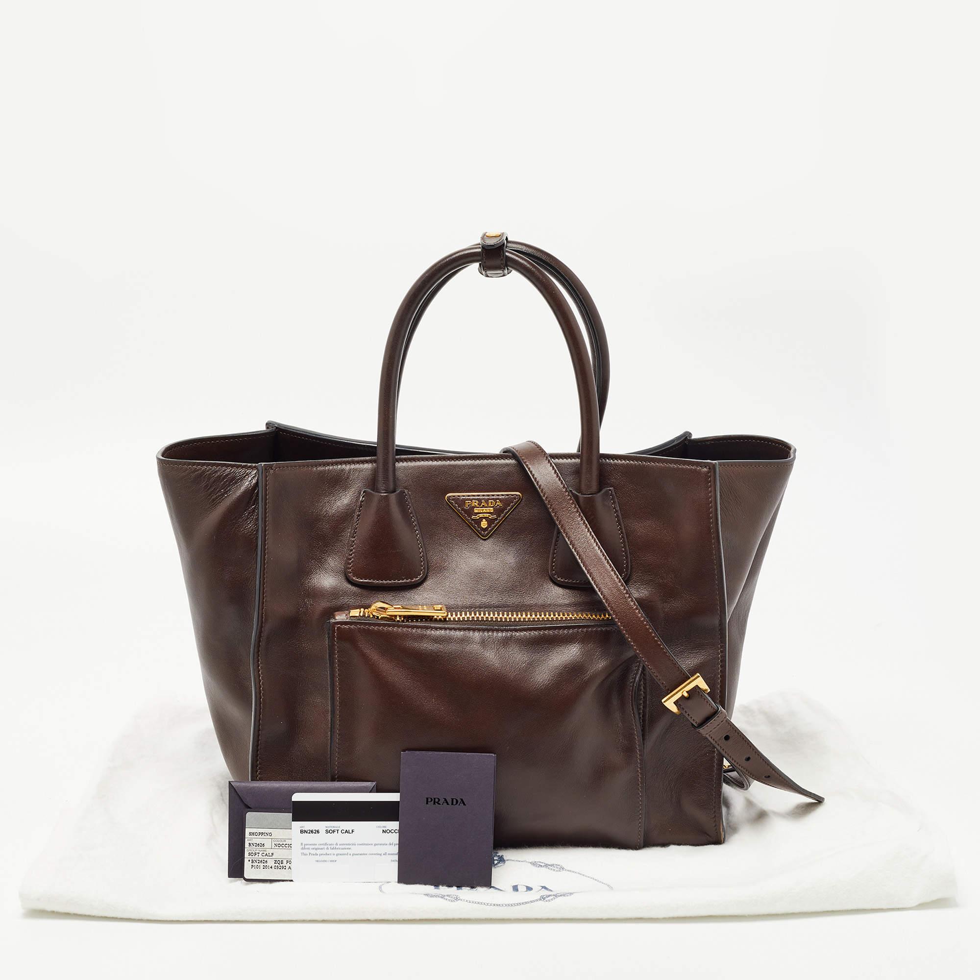 Umwandelbare Prada-Tasche aus braunem Leder mit Fronttasche 4