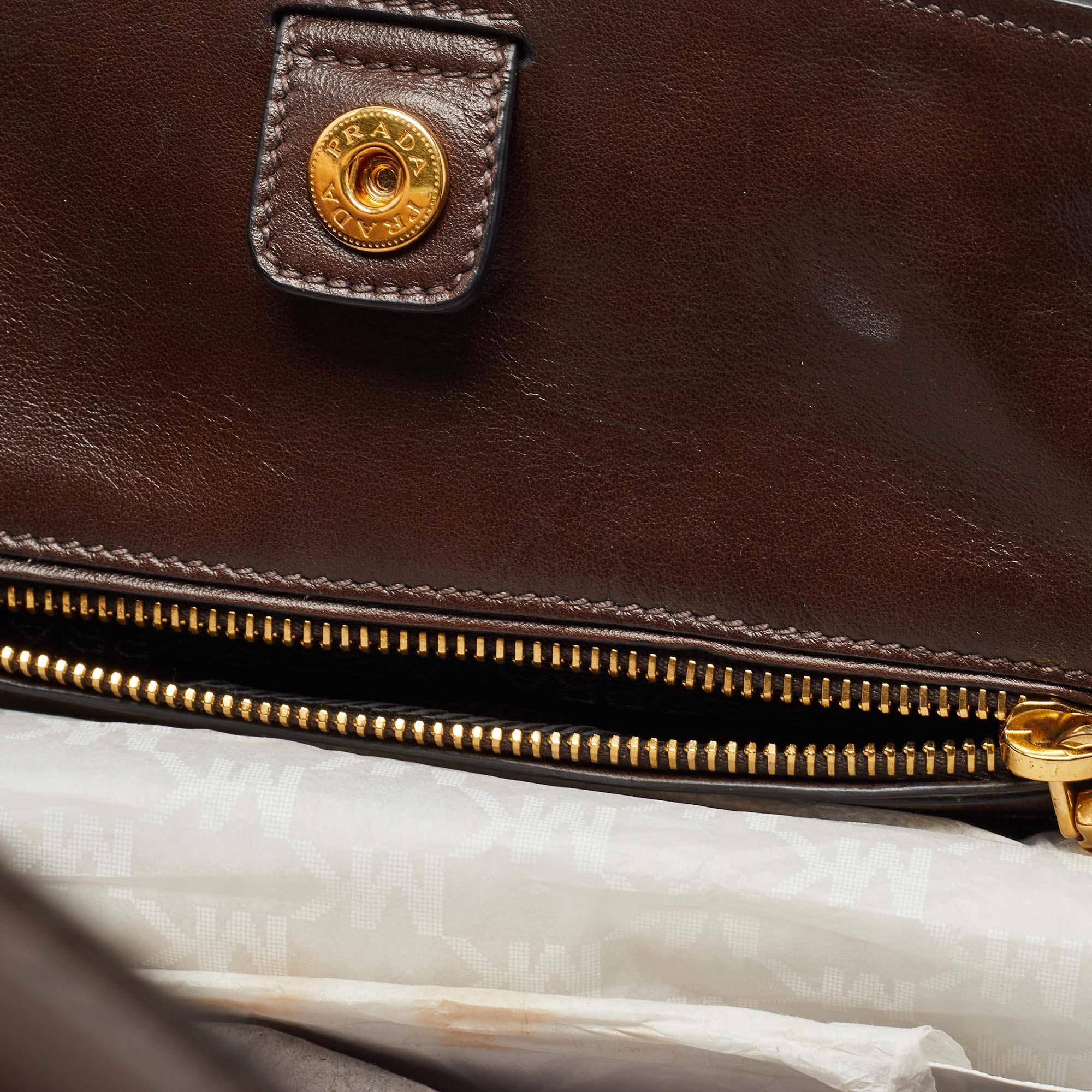 Umwandelbare Prada-Tasche aus braunem Leder mit Fronttasche 6