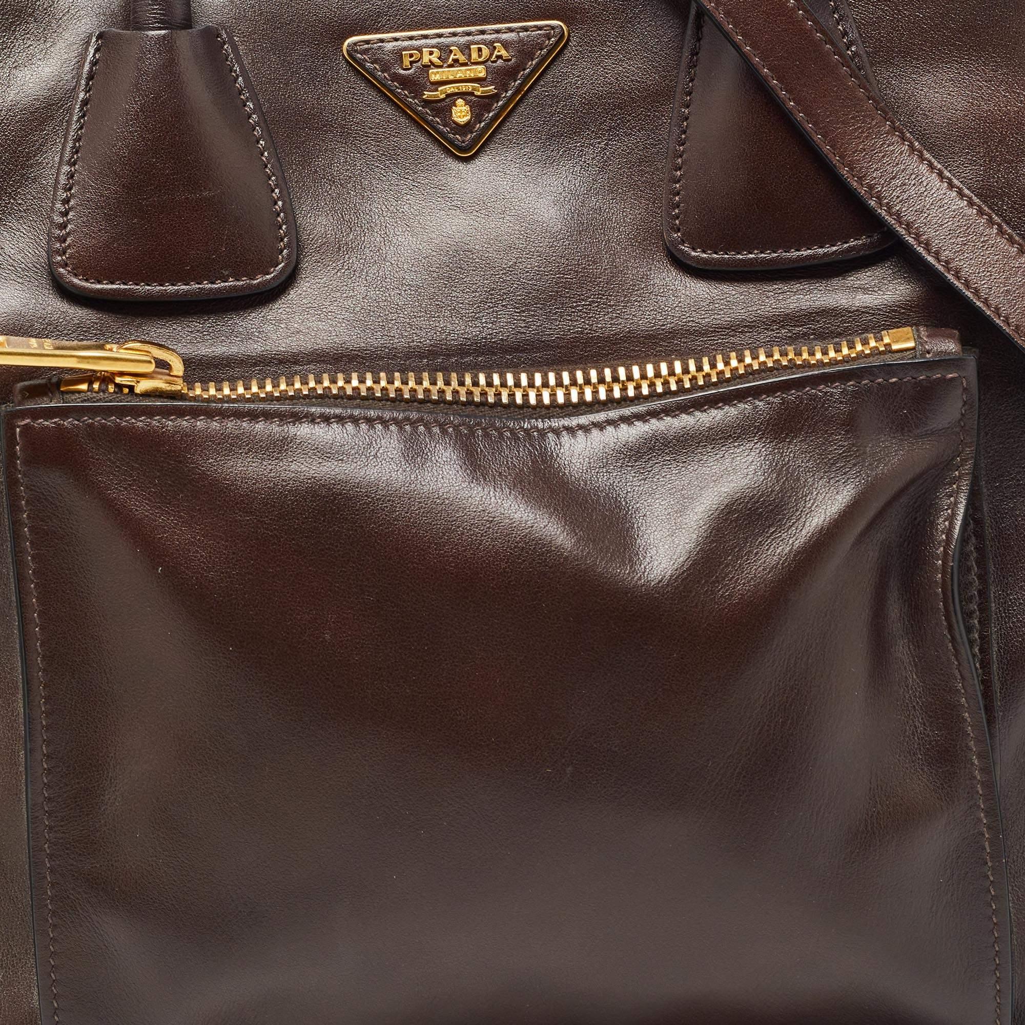 Umwandelbare Prada-Tasche aus braunem Leder mit Fronttasche 7