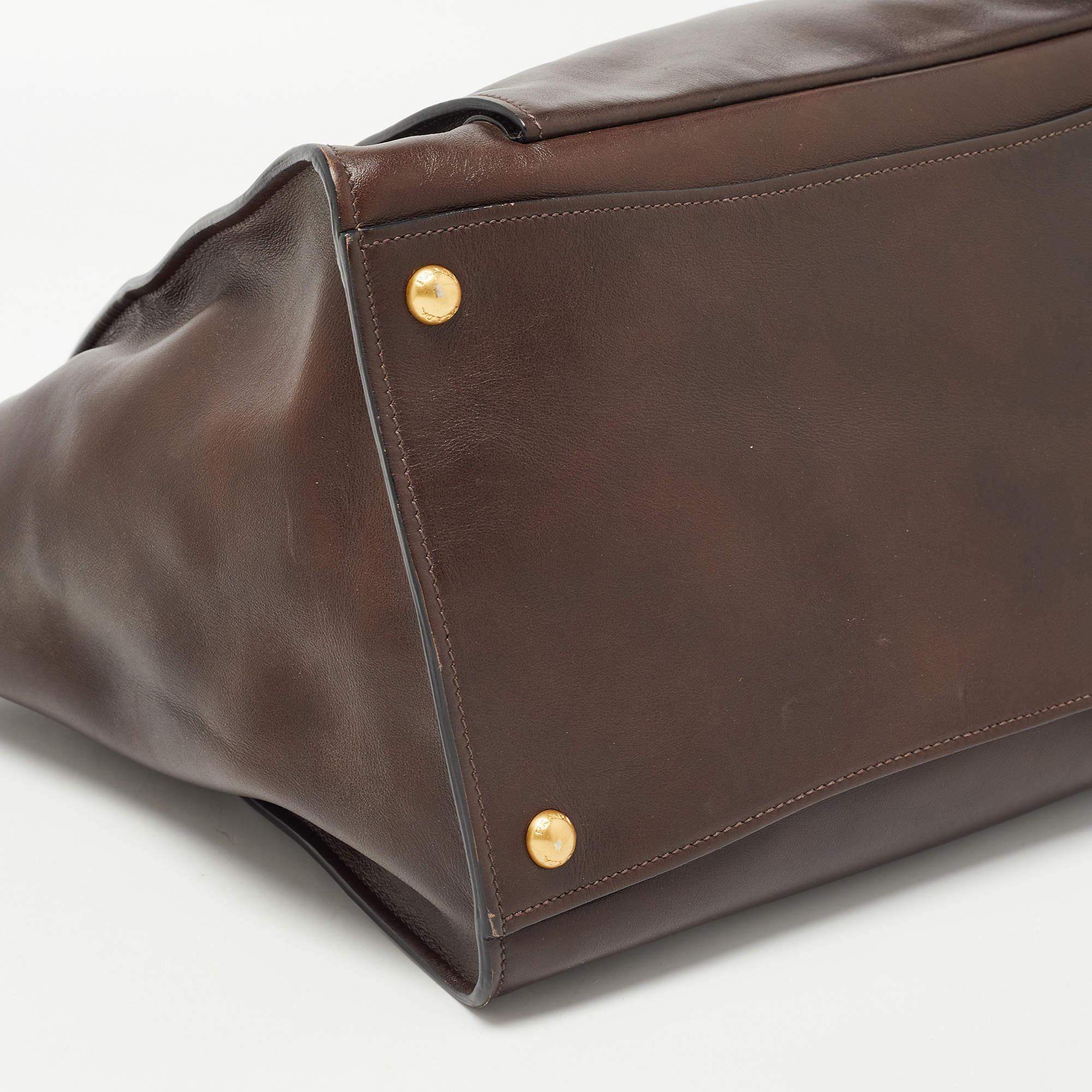 Umwandelbare Prada-Tasche aus braunem Leder mit Fronttasche 8