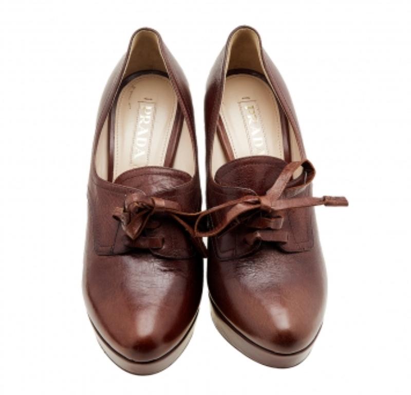 Prada Brown Leather Lace Up Booties Size 40 In Good Condition For Sale In Dubai, Al Qouz 2