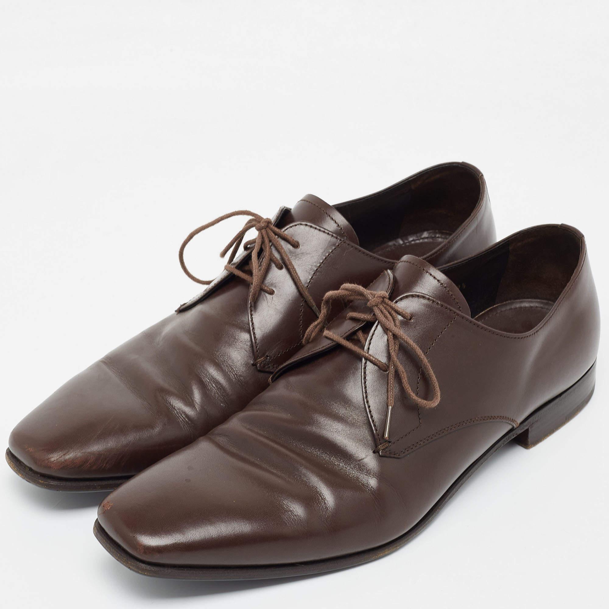 These oxfords are designed from the finest material featuring an elegant look, sturdy soles, and lace-ups on the vamps. Team these shoes with tailored pants and a blazer for a smart formal look.

