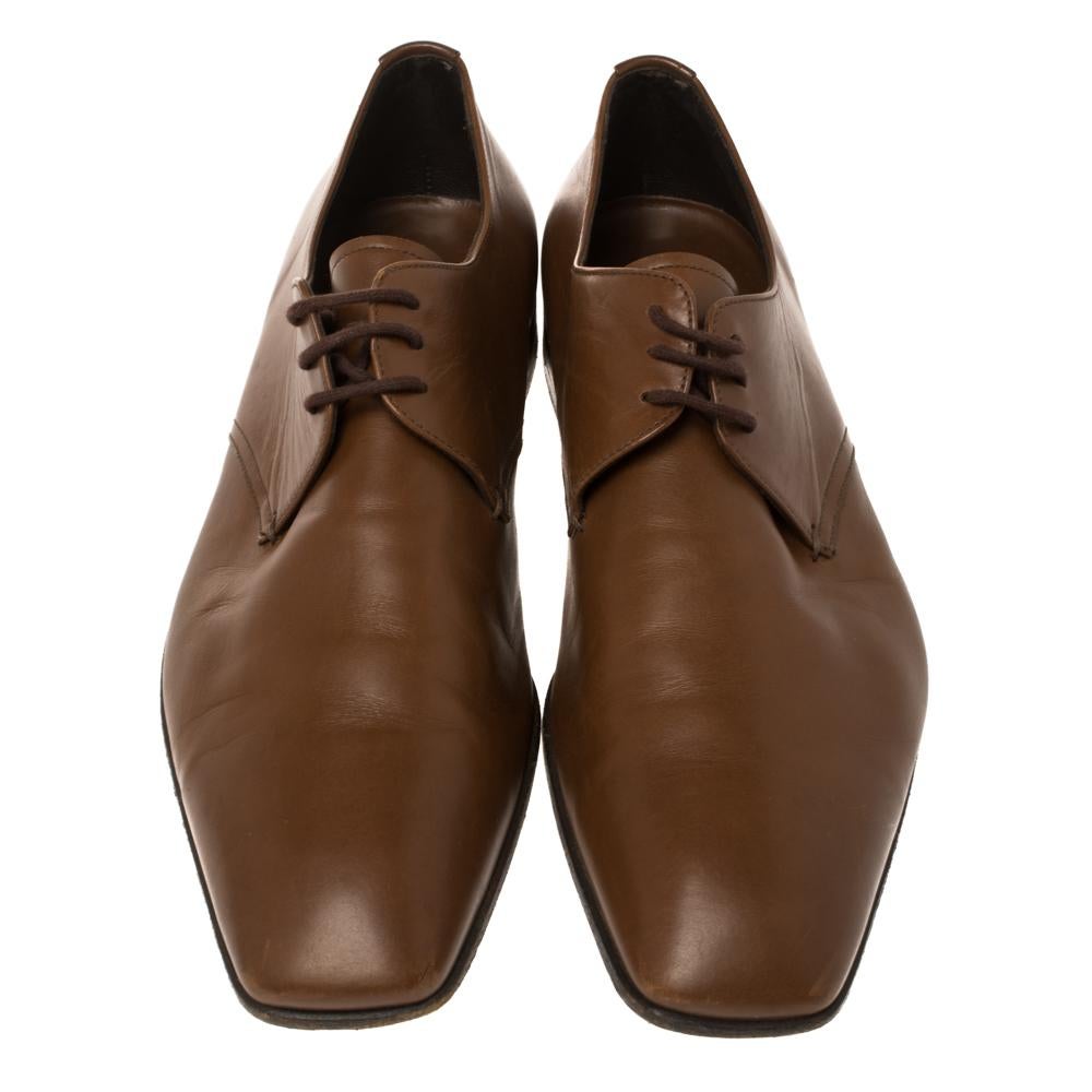 These fashionable oxfords from Prada are a must-have for the modern man. They are crafted from brown leather and styled with square toes and lace-ups. They'll offer you comfort with the leather-lined insoles and will look great with a crisp white