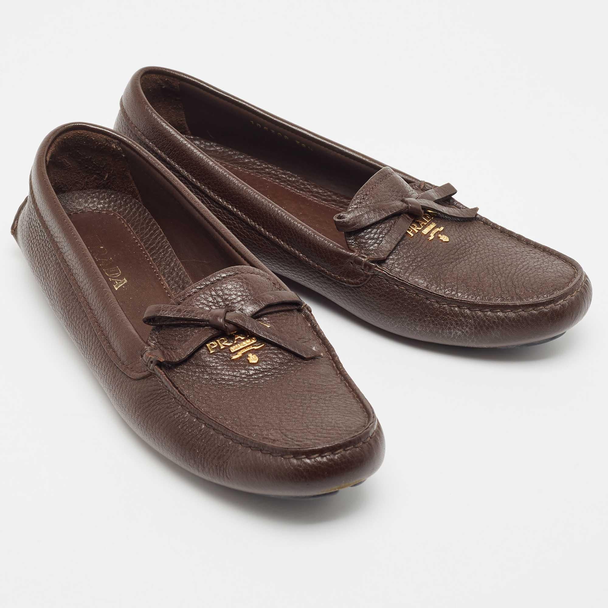 Prada Brown Leather Logo Detail Bow Loafers Size 38.5 In Good Condition For Sale In Dubai, Al Qouz 2