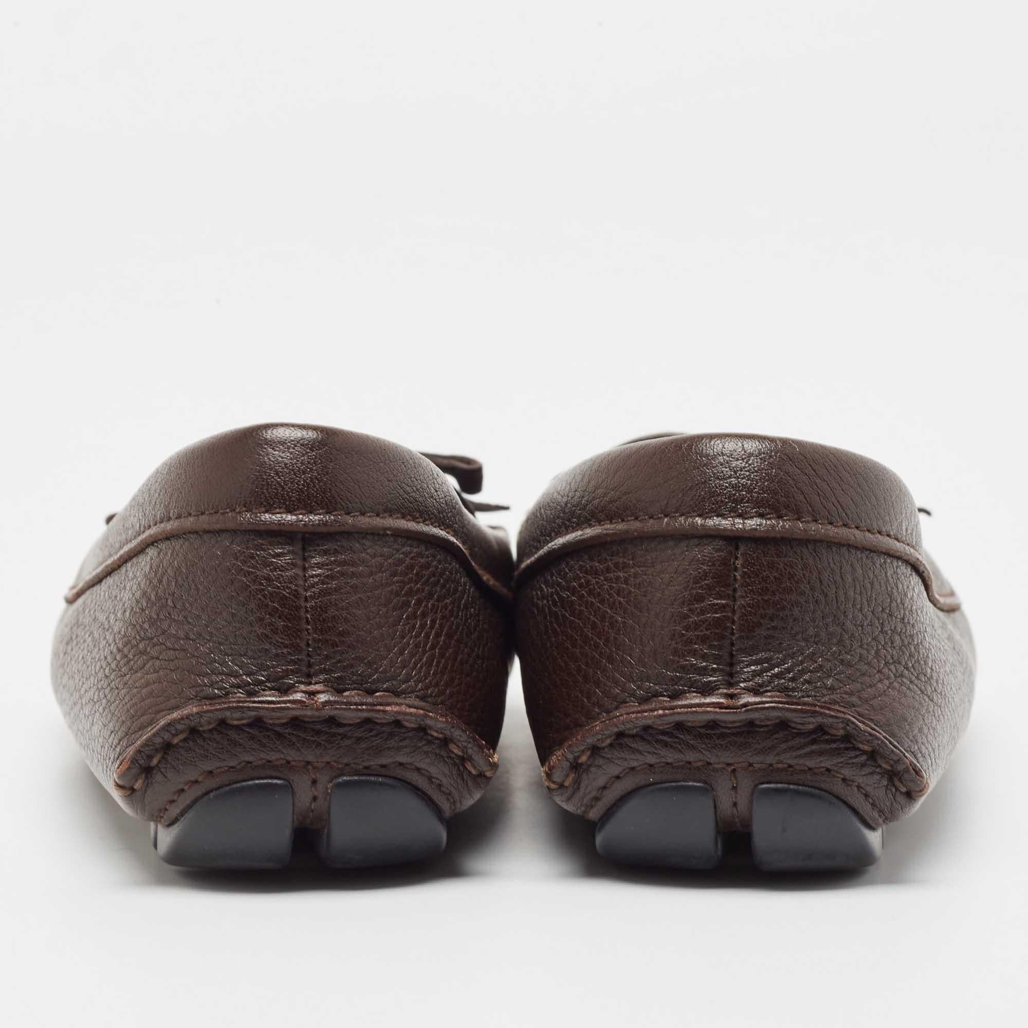 Prada - Mocassins en cuir Brown avec logo et nœud Taille 38.5 Pour femmes en vente