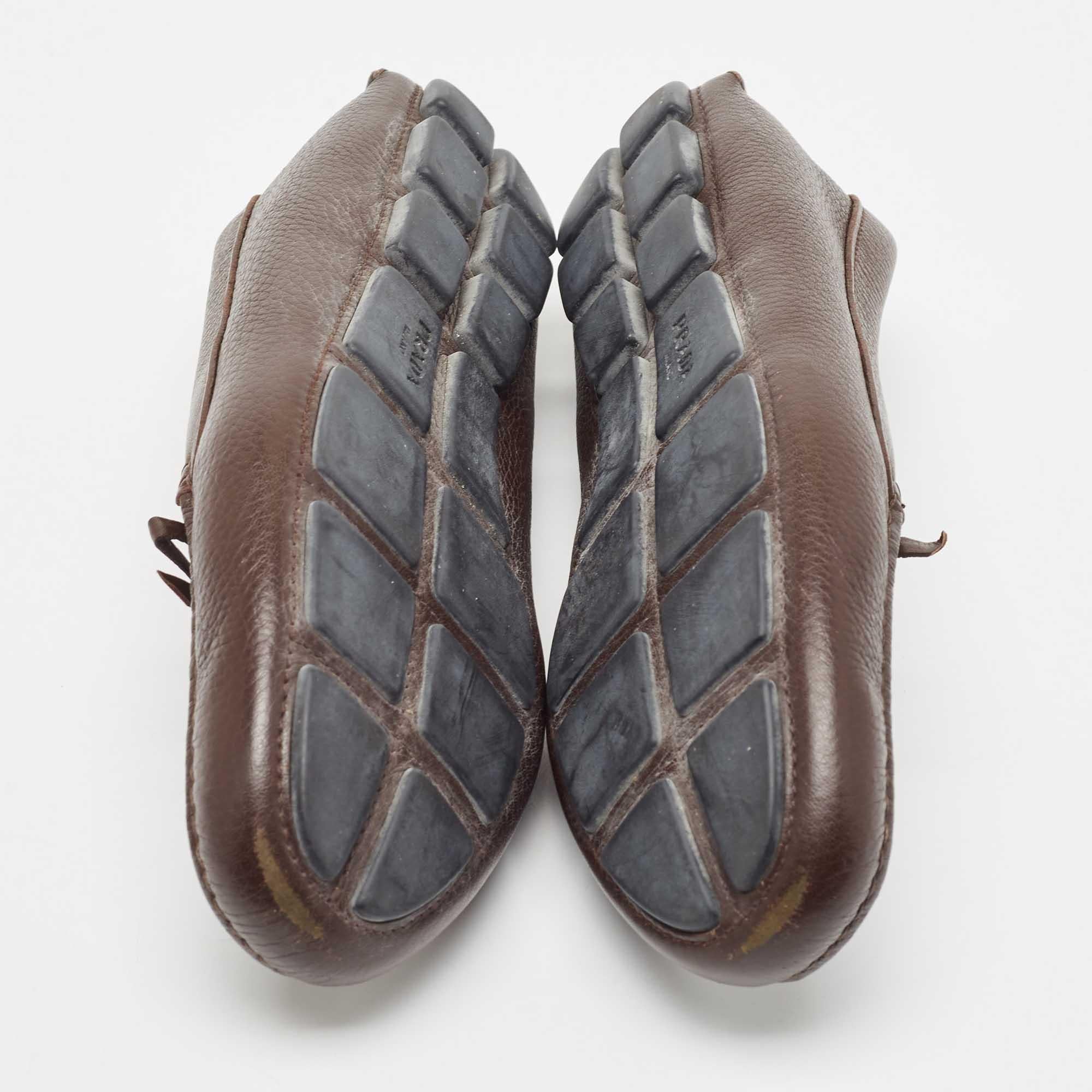 Prada Brown Leder Logo Detail Bow Loafers Größe 38.5 im Angebot 1