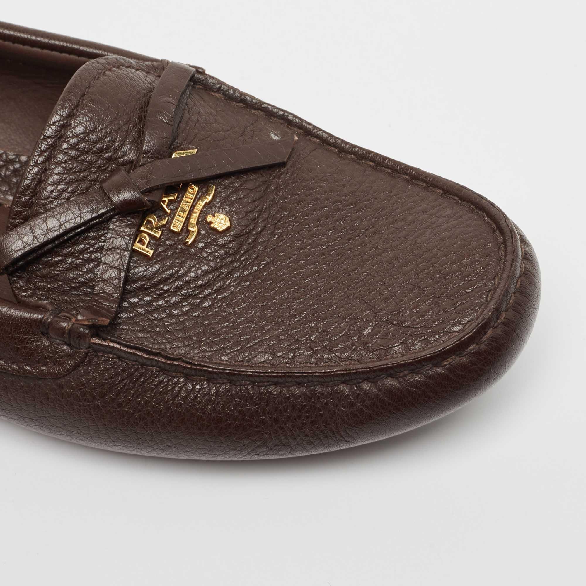 Prada Brown Leder Logo Detail Bow Loafers Größe 38.5 im Angebot 2