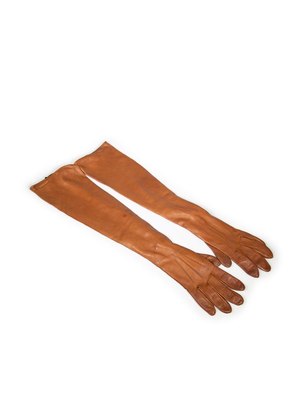 CONDITION is Good. General wear to gloves is evident. Moderate signs of wear to exterior with mild creasing, abrasion and discolouration found on the finger pads on this used Prada designer resale item.
 
 
 
 Details
 
 
 Brown
 
 Leather
 
