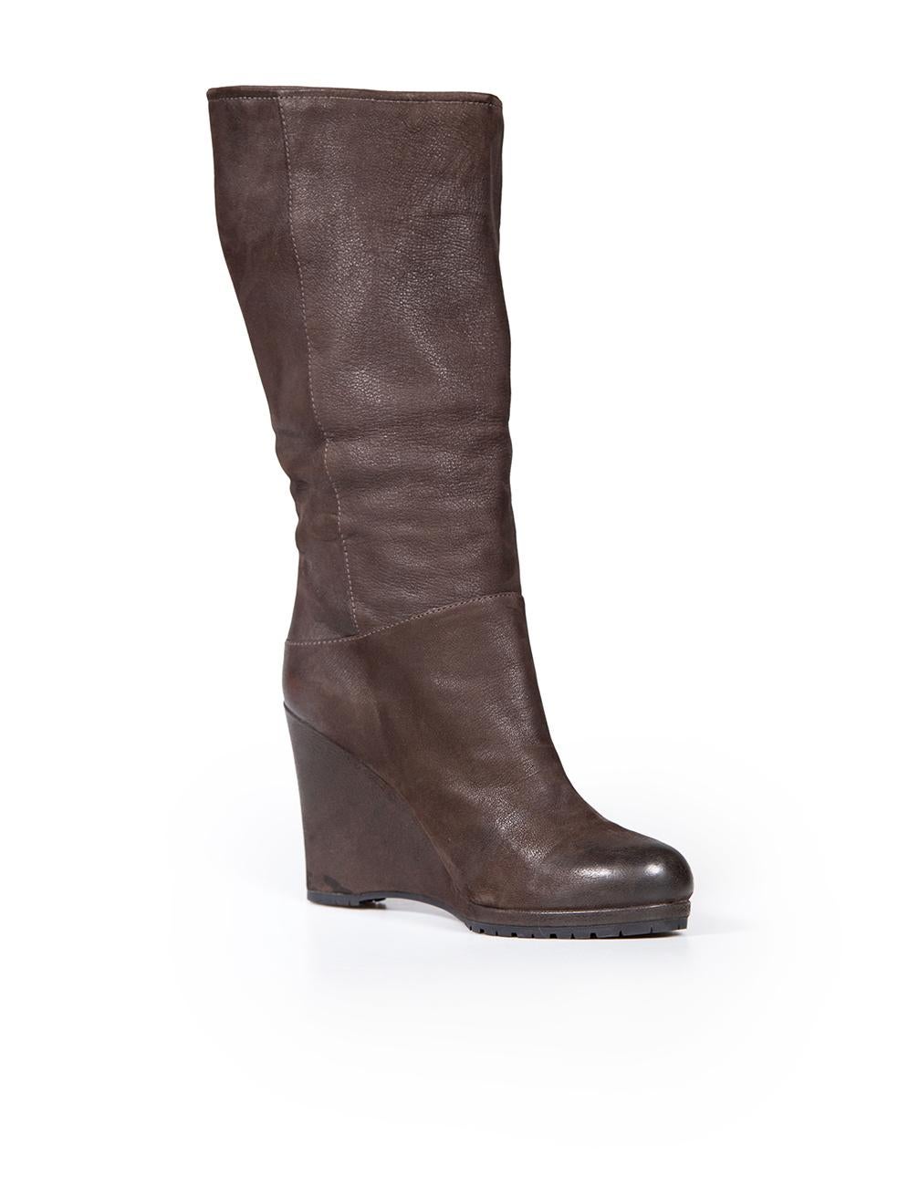 CONDITION is Very good. Minimal wear to boots is evident. Minimal wear to toe edge where there are abrasions to both shoes on this used Prada designer resale item.
 
 
 
 Details
 
 
 Brown
 
 Leather
 
 Wedge boots
 
 Mid calf
 
 High heel
 
 Round