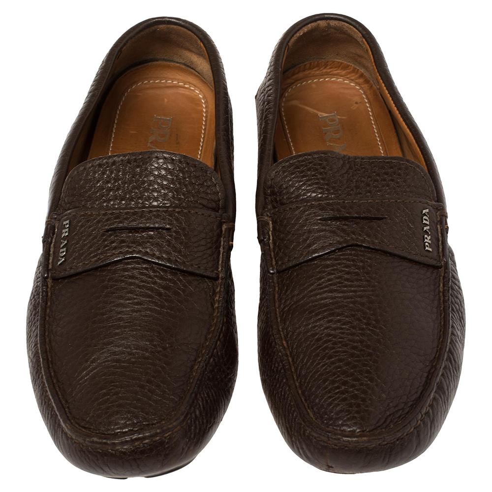 Loafers like these ones from Prada are worth every penny because they epitomize both comfort and style. Crafted from brown leather, they carry neat stitch detailing and logo detailed Penny keeper straps on the vamps. Complete with leather insoles