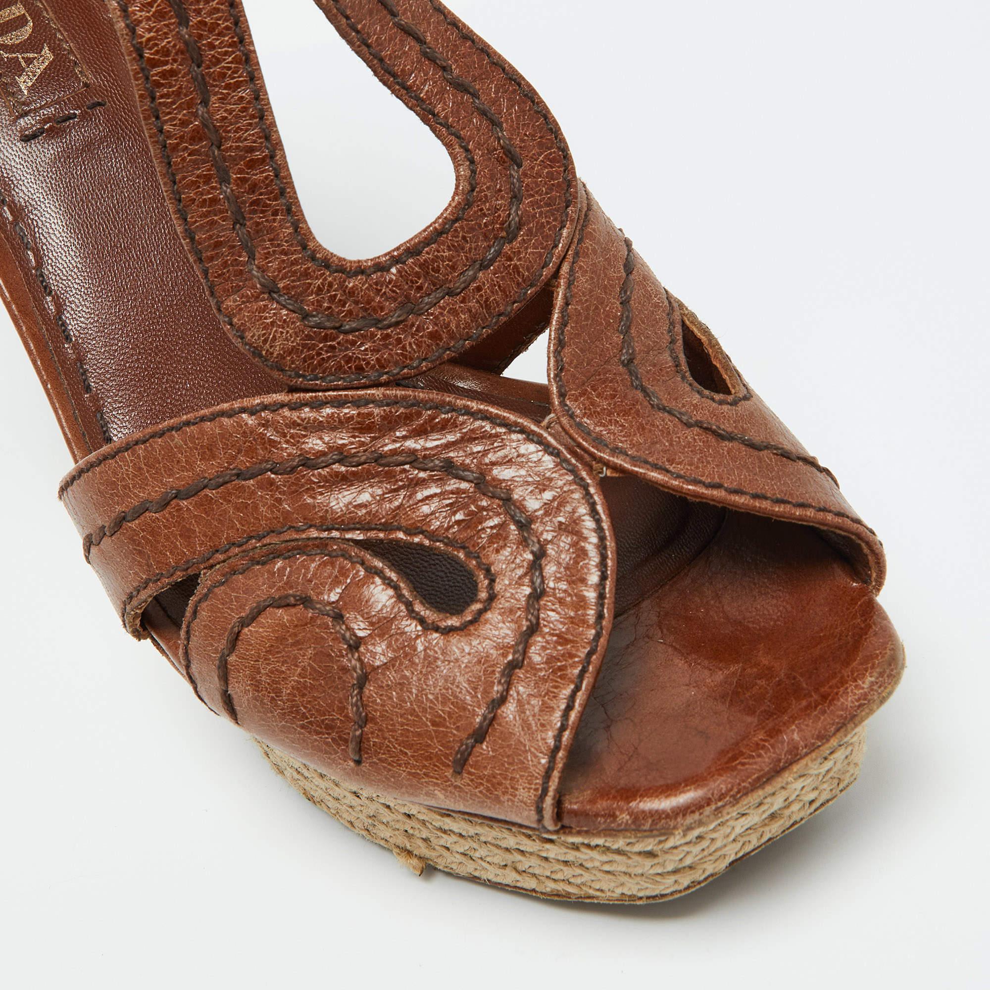 Prada Brown Leder Plateau Sandalen Größe 39.5 im Angebot 2