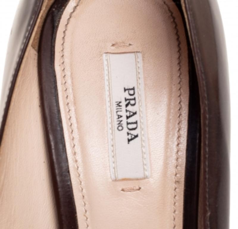 Prada  Piel marrón punta redonda  Bombas Talla 39 en Bueno estado para la venta en Dubai, Al Qouz 2