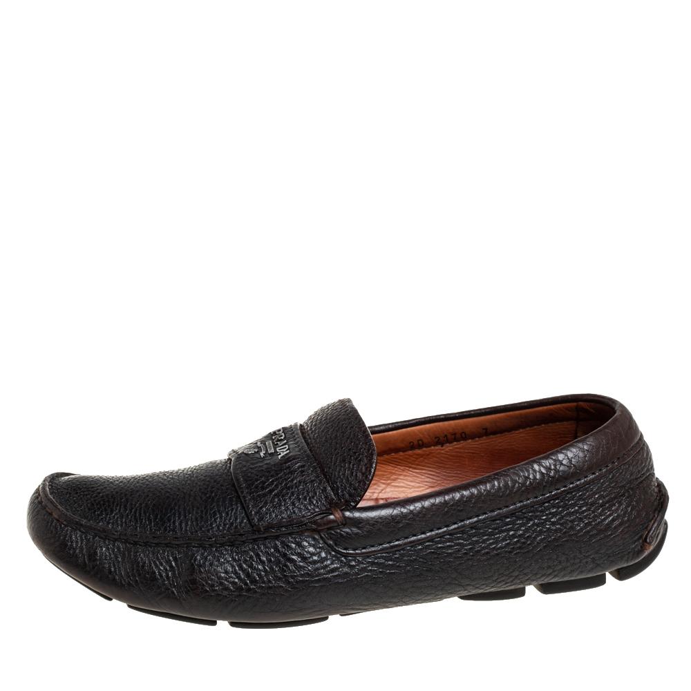Sleek and luxe, these loafers by Prada will enhance your outfits by giving them a touch of luxury. Meticulously crafted from leather, they carry fine stitching touches and penny keeper straps. The pair is complete with sturdy soles.

