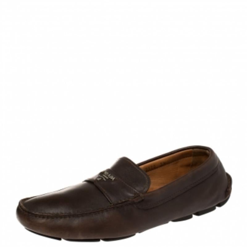 Diese eleganten und luxuriösen Loafers von Prada verleihen Ihren Outfits einen Hauch von Luxus. Sie wurden sorgfältig aus Leder gefertigt und mit feinen Nähten und Logo-Akzenten auf der Decksohle versehen. Das Paar ist mit robusten Sohlen
