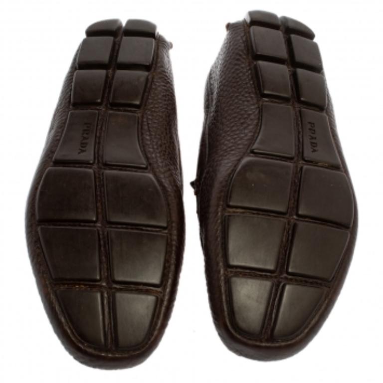 Sleek and luxe, these loafers by Prada will enhance your outfits by giving them a touch of luxury. Meticulously crafted from leather in a versatile brown hue, they carry fine stitching touches and penny keeper straps. The pair is complete with
