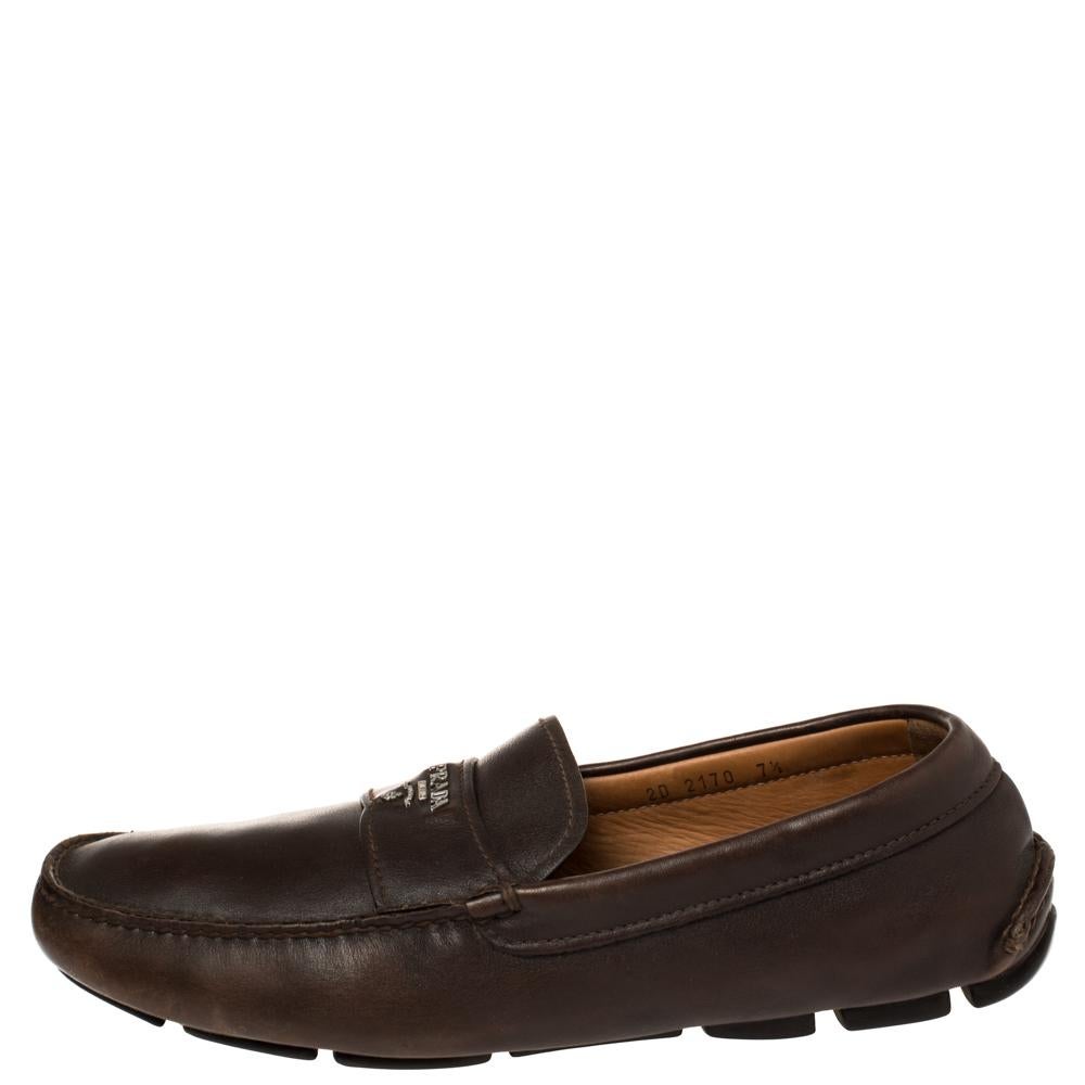 Sleek and luxe, these loafers by Prada will enhance your outfits by giving them a touch of luxury. Meticulously crafted from leather, they carry fine stitching touches and logo accents on the vamps. The pair is complete with sturdy soles.

