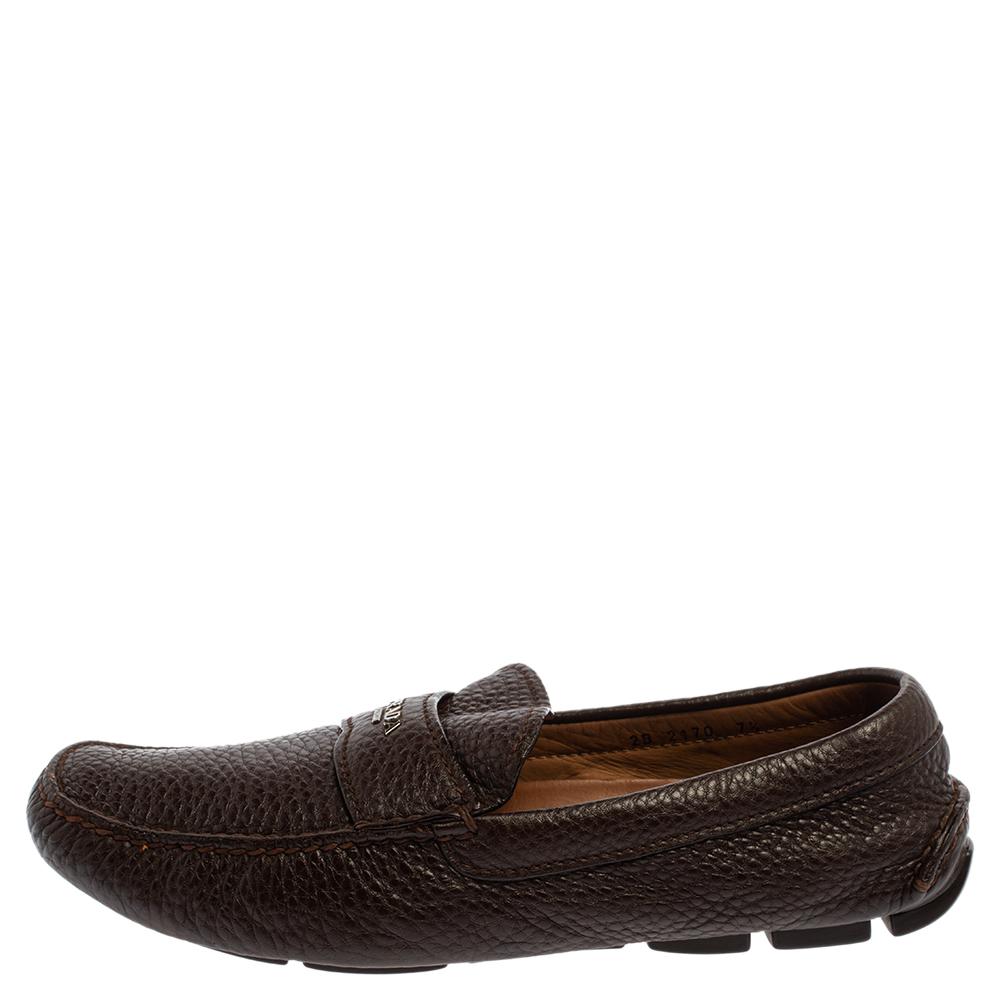 Sleek and luxe, these loafers by Prada will enhance your outfits by giving them a touch of luxury. Meticulously crafted from leather in a versatile brown hue, they carry fine stitching touches and penny keeper straps. The pair is complete with