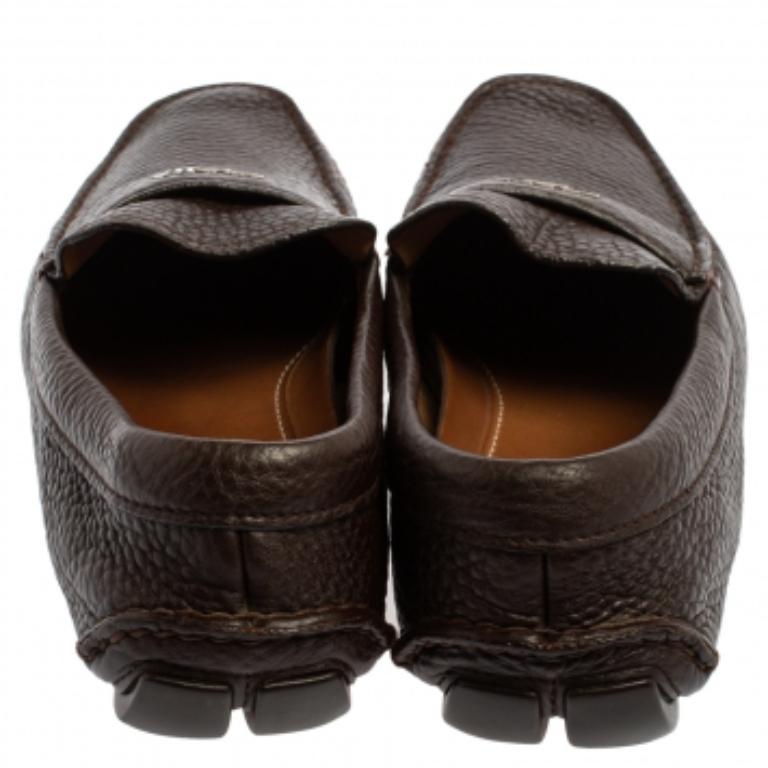 Prada Brown Leather Slip On Loafers Size 41.5 In Fair Condition For Sale In Dubai, Al Qouz 2
