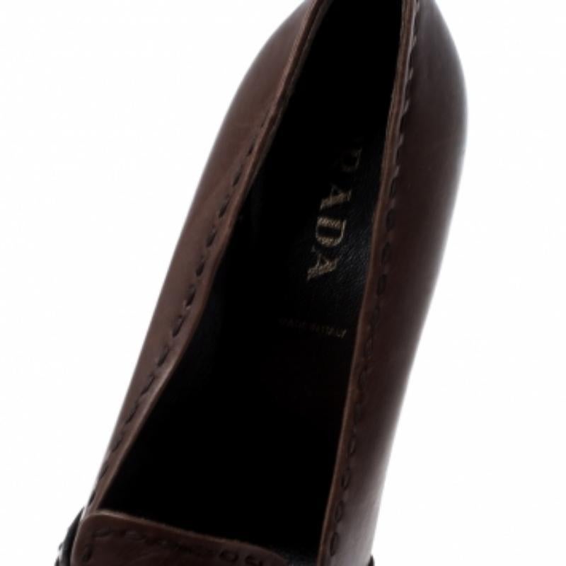 Prada, pelle marrone, Stitch by Stitch, Pompe a Punta Taglia 36,5 In condizioni discrete in vendita a Dubai, Al Qouz 2