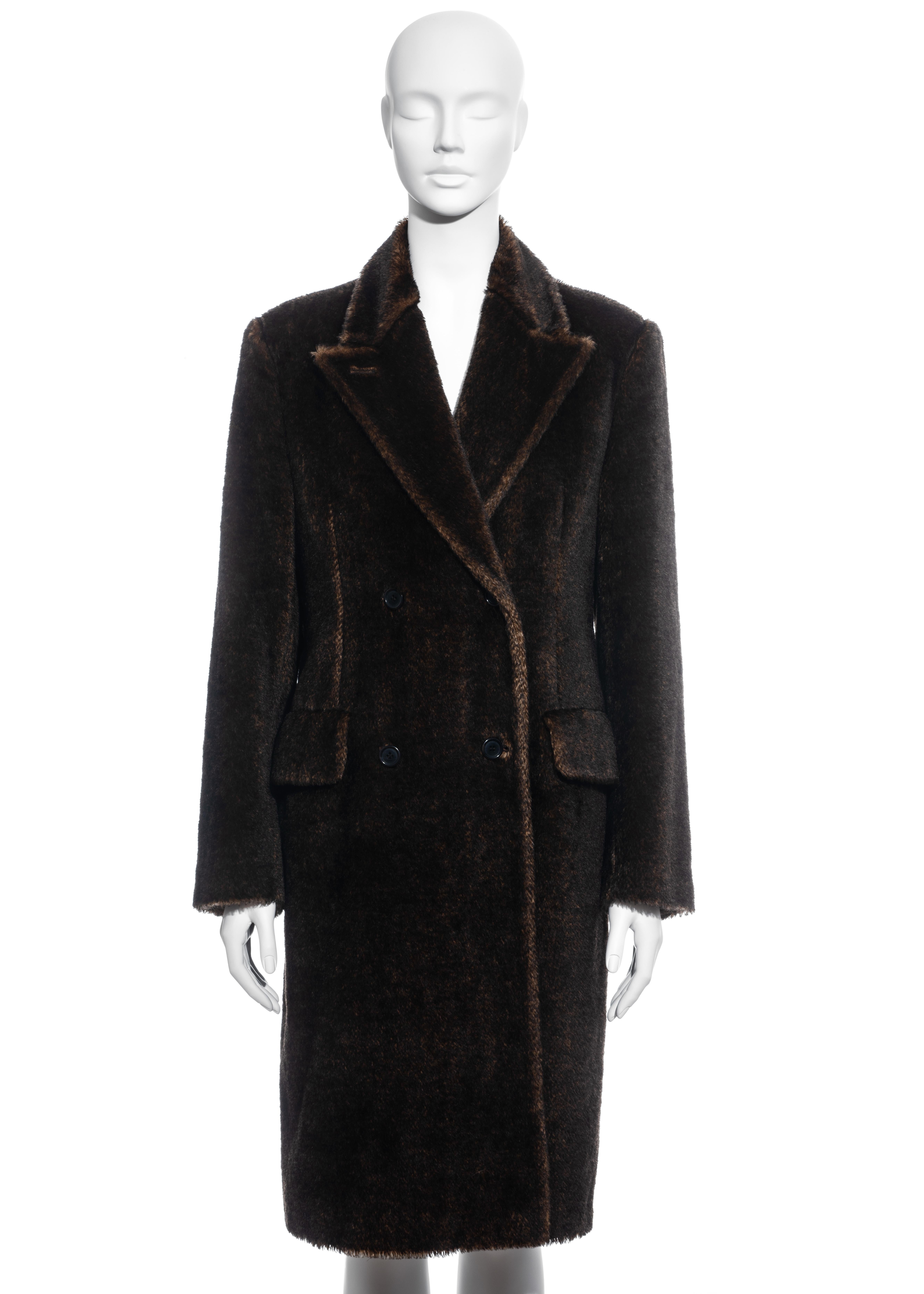 ▪ Brown mohair double-breasted coat
▪ Peak lapel
▪ Two front flap pockets
▪ IT 46 - FR 42 - UK 14 - US 10
▪ Fall-Winter 1997