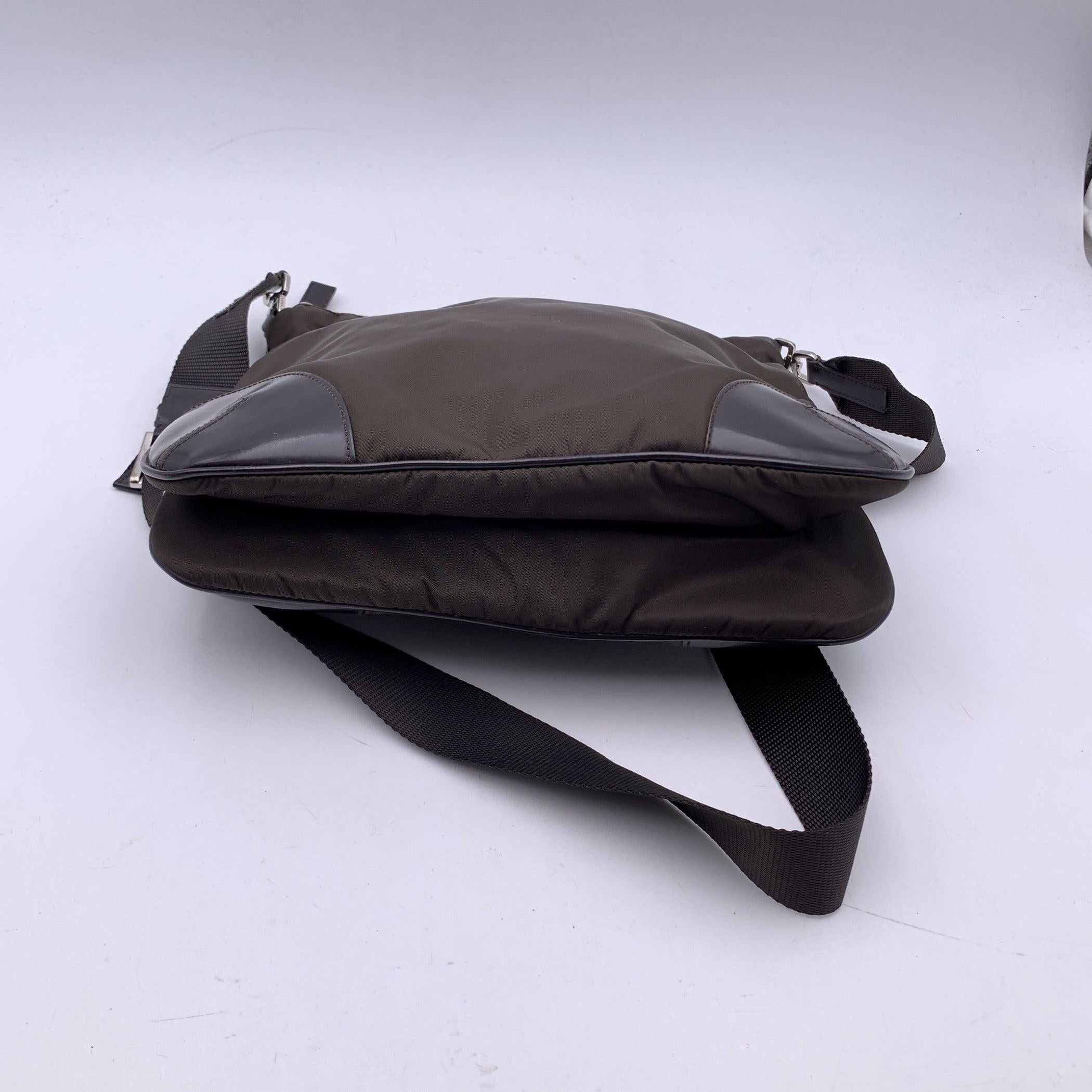 Prada Brown Nylon and Leather Tessuto Messenger Crossbody Bag In Good Condition In Rome, Rome