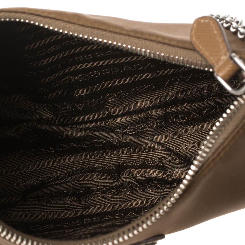 Prada Brown Nylon Re-Edition 2005 Shoulder Bag In Good Condition In Dubai, Al Qouz 2
