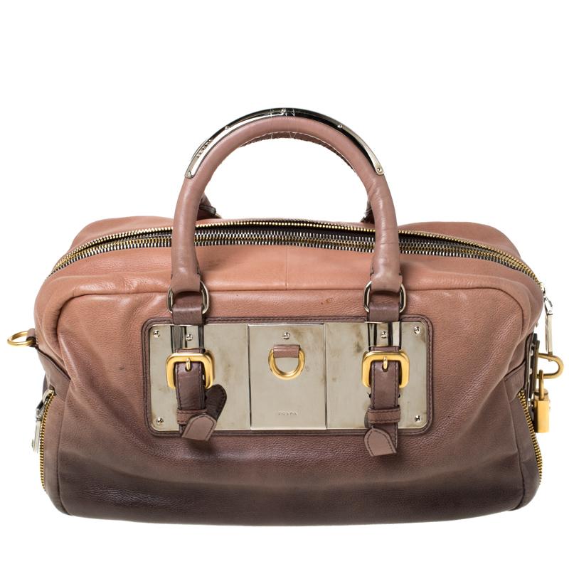 This elegant Bauletto bag from Prada is crafted from leather and is perfect for your fashionable outings. The bag features splendid details in the form of the ombre brown shade that covers its expanse, dual round handles, metal lock closure on the