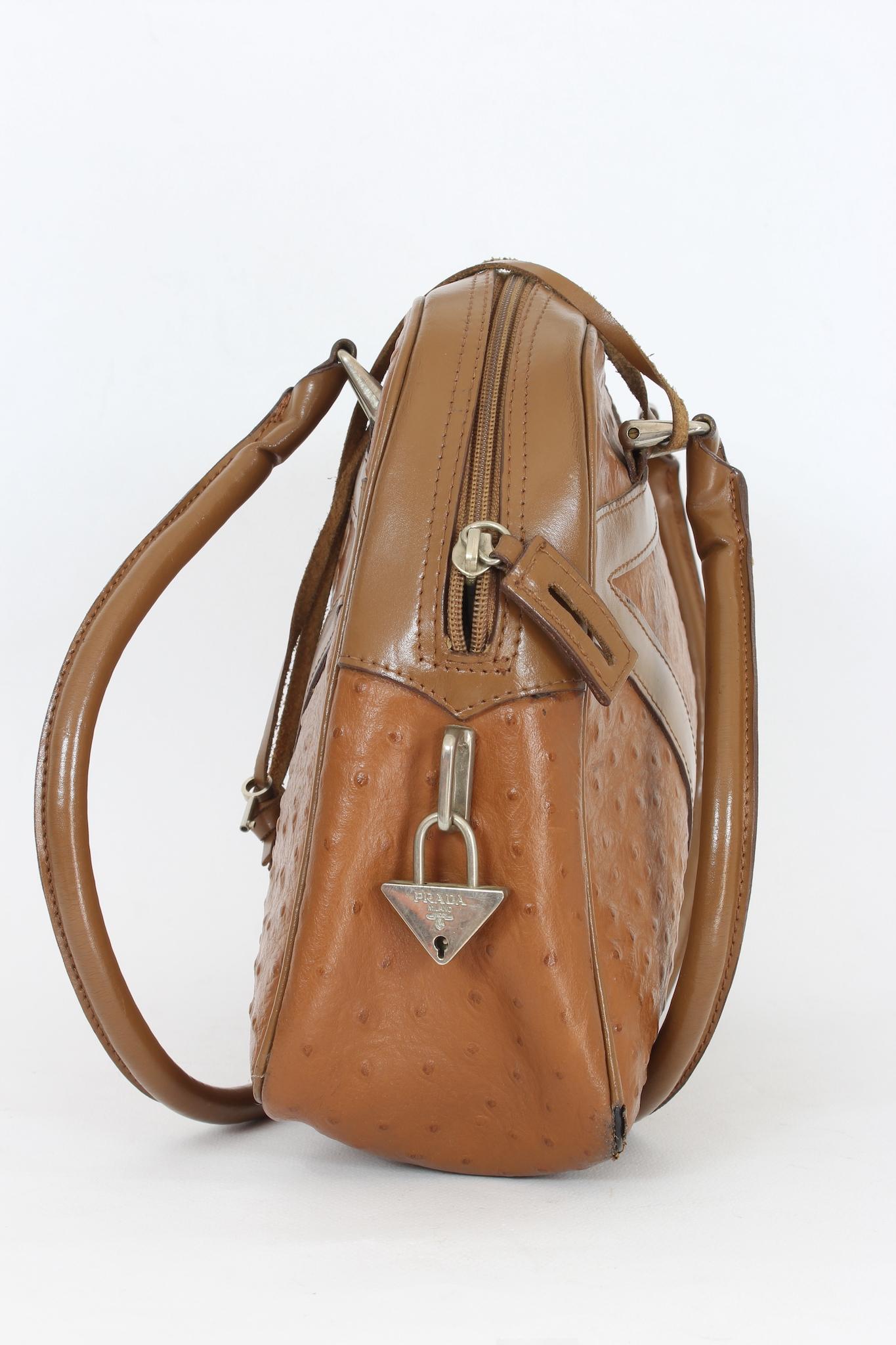 Prada Braune schlichte Vintage-Tasche aus Straußenleder 1990er im Angebot 1