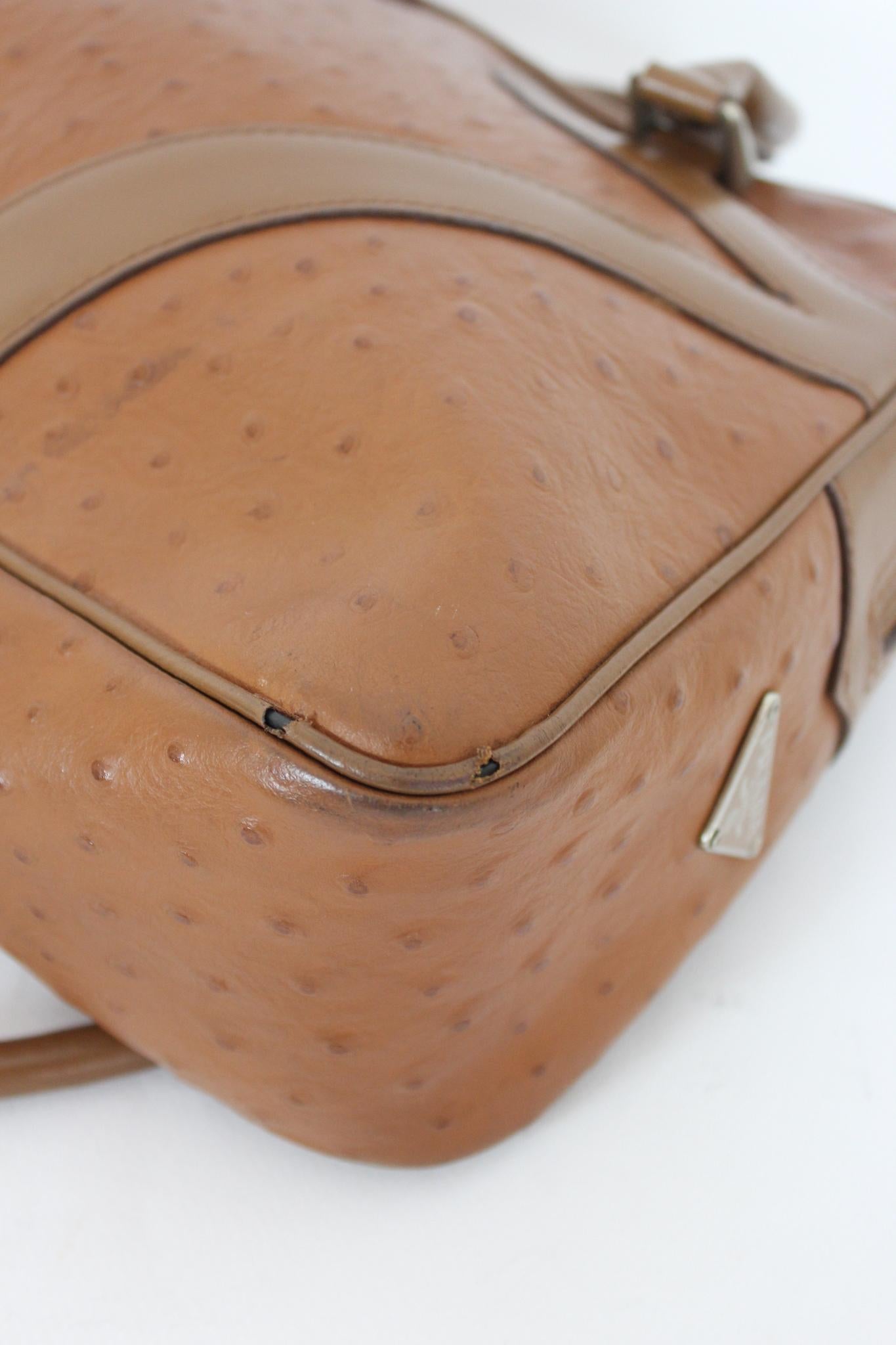 Prada Braune schlichte Vintage-Tasche aus Straußenleder 1990er im Angebot 3