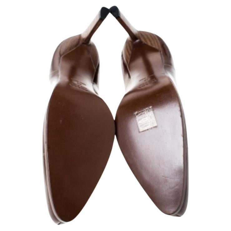 Conçus à la perfection, ces escarpins à bouts pointus sont issus de la célèbre maison de luxe Prada. Elles sont recouvertes de cuir verni et reposent sur des talons de 9,5 cm. Vous vous sentirez au mieux de votre forme chaque fois que vous vous