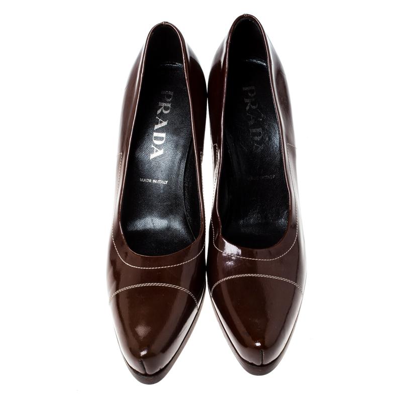 Designed to perfection, these pointed-toe pumps are from the famous luxury house of Prada. They are covered in patent leather and balanced on 9.5 cm heels. Feel your best every time you slip into these brown pumps.

