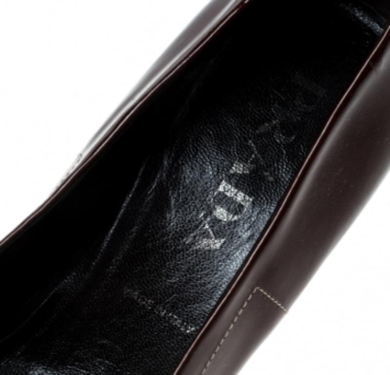 Noir Prada Chaussures à bout pointu en cuir verni marron Taille 38 en vente