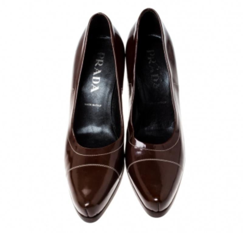 Prada Chaussures à bout pointu en cuir verni marron Taille 38 en vente 1