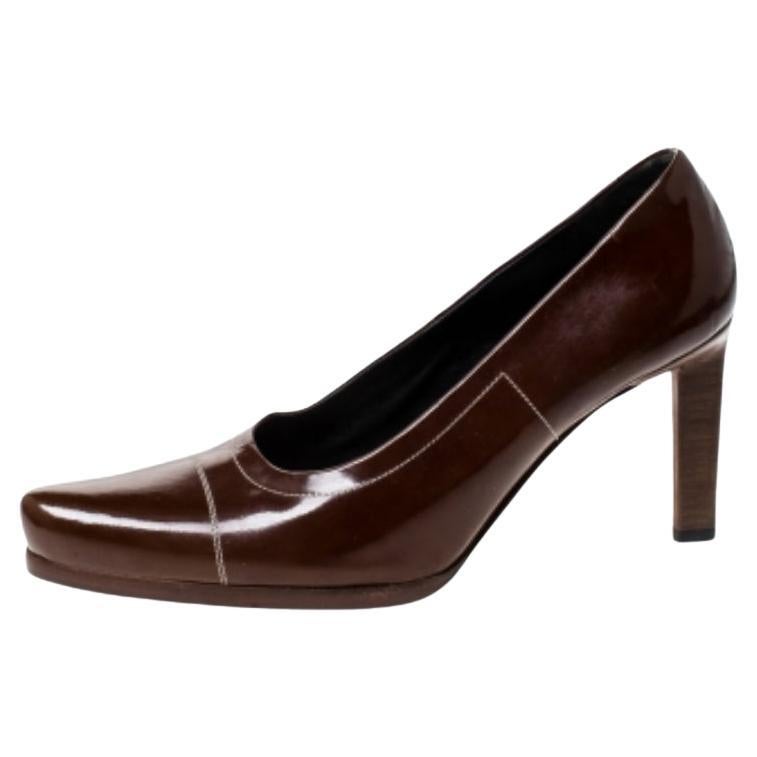 Prada Chaussures à bout pointu en cuir verni marron Taille 38 en vente