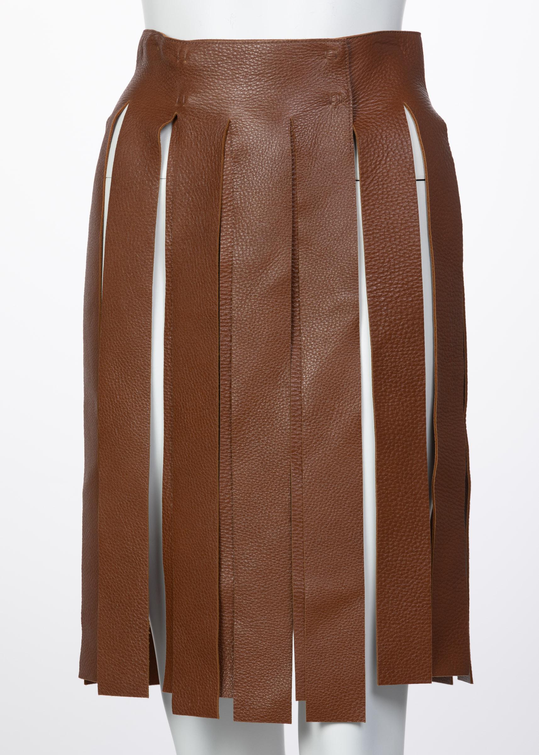 Ogni tanto Prada lancia dei modelli che rispecchiano le basi. Elegante, chic e allo stesso tempo grezzo. Tornando agli accessori in pelle con un tocco di antico romano, questa cintura di Prada è realizzata in pelle marrone cacao di qualità con una