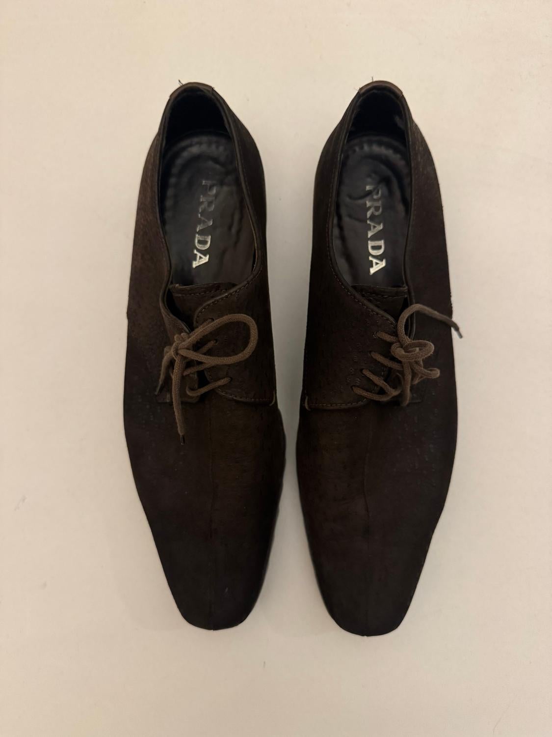 Noir Prada Chaussures à lacets en peau de porc marron en vente