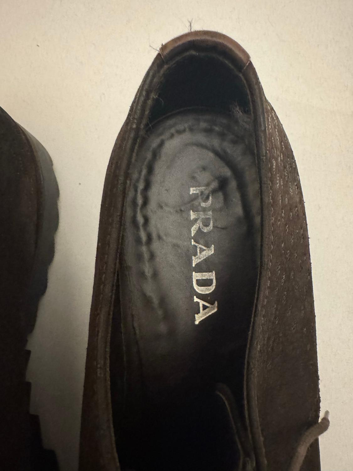 Prada Chaussures à lacets en peau de porc marron Bon état - En vente à London, GB
