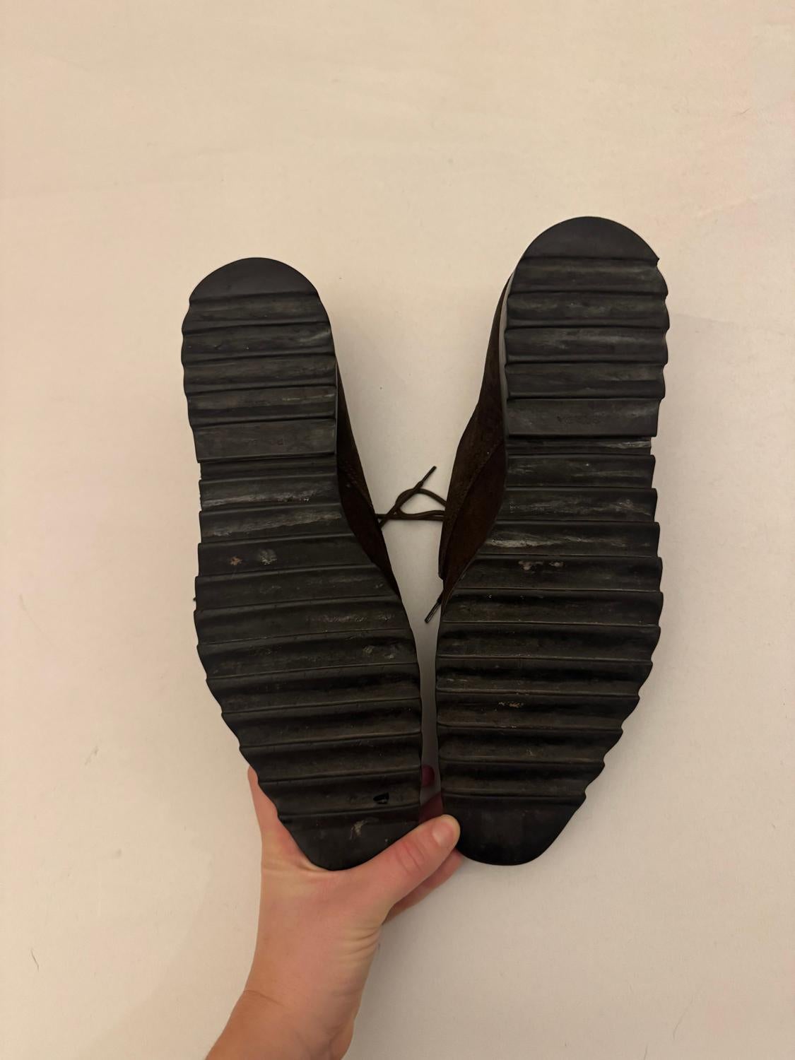 Prada Chaussures à lacets en peau de porc marron Unisexe en vente