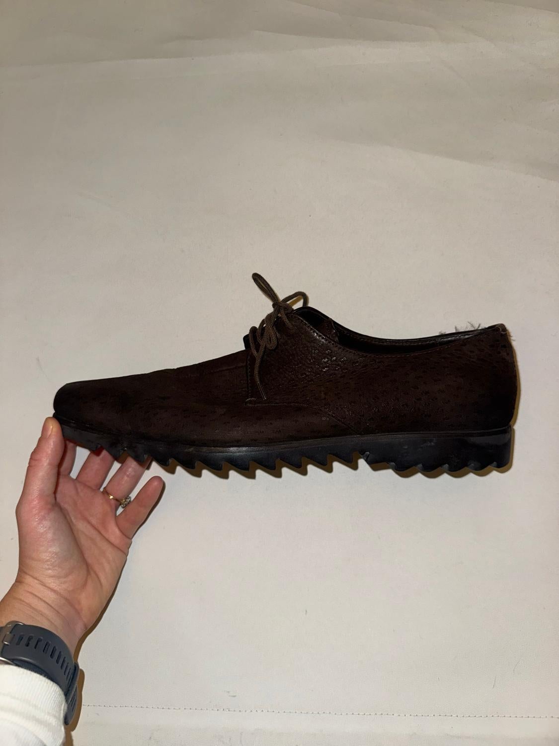 Prada Chaussures à lacets en peau de porc marron en vente 1