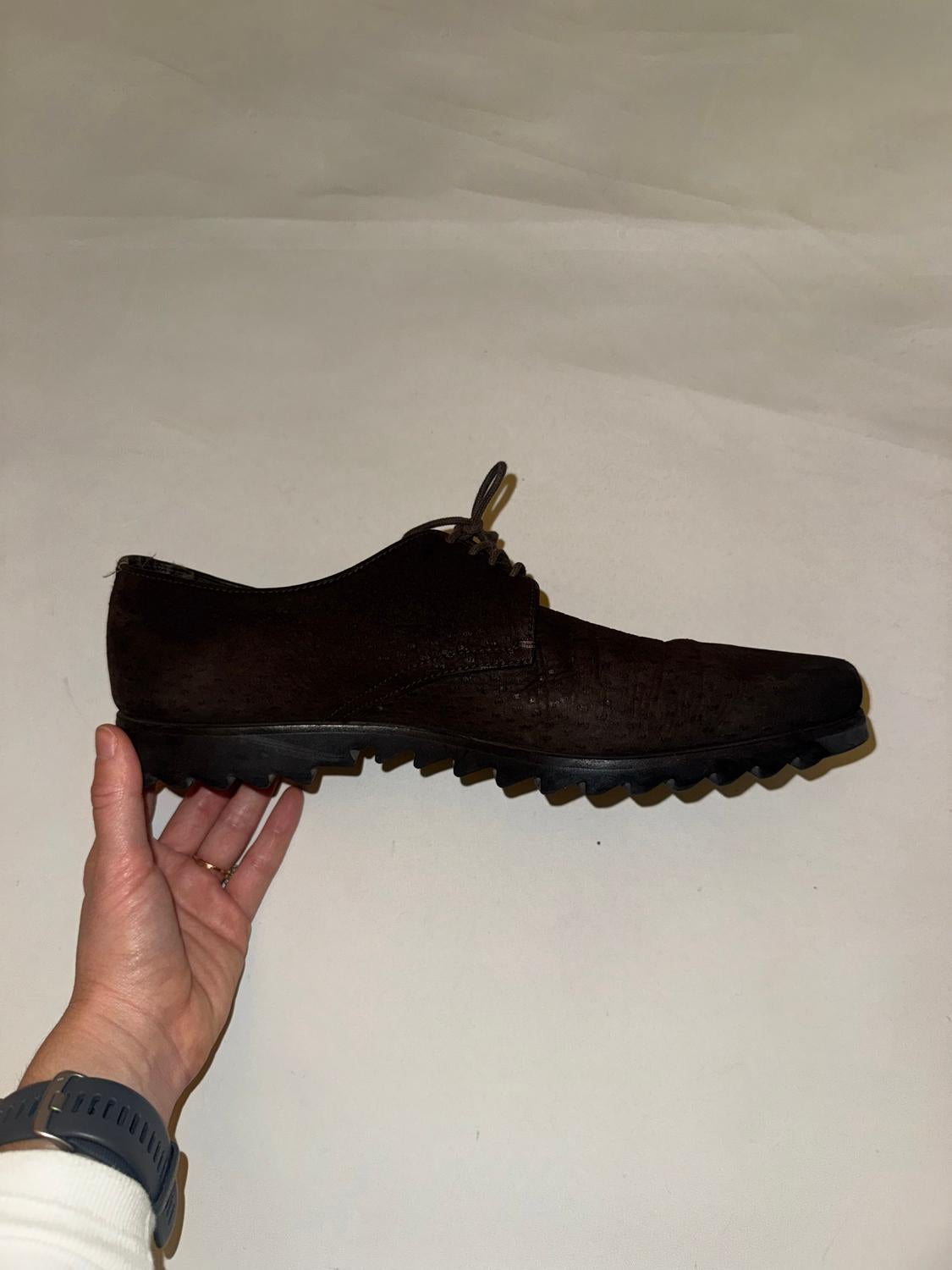 Prada Chaussures à lacets en peau de porc marron en vente 2