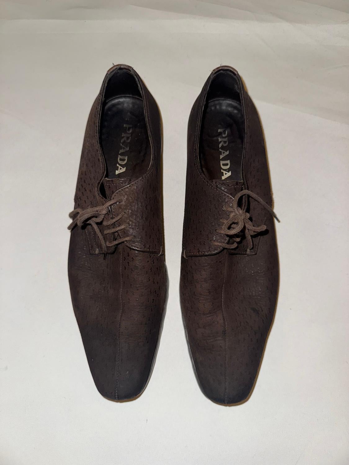 Prada Chaussures à lacets en peau de porc marron en vente 3